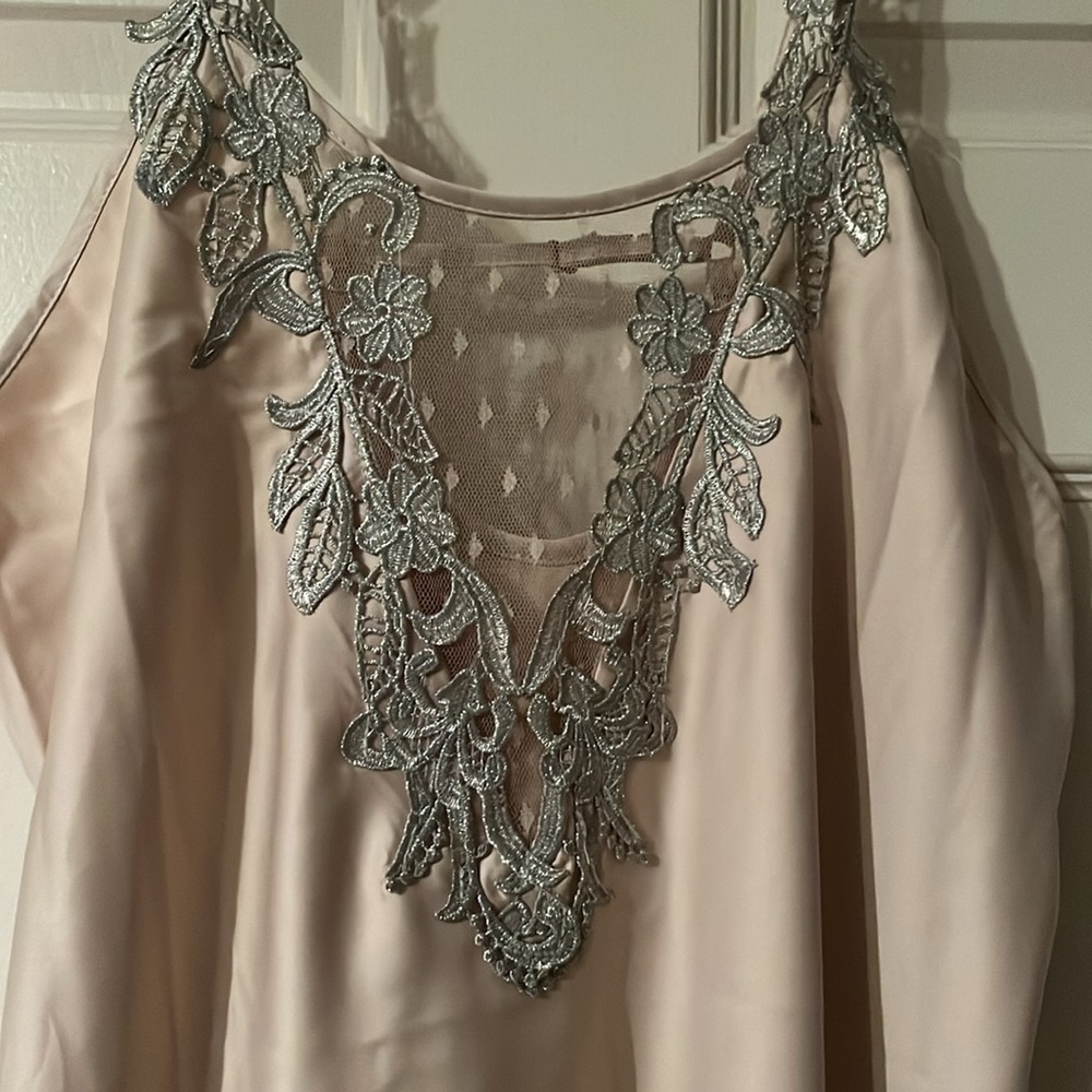 Pretty nighty - Picture 2 of 3